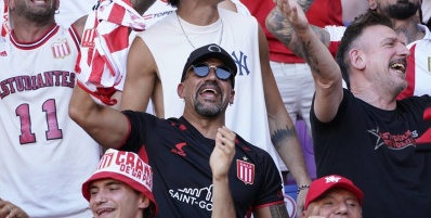 Verón, como un hincha más, le agradeció a la gente, al plantel y habló de Domínguez: "Revirtieron algo muy injusto"