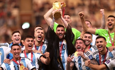 El campeón del mundo festeja el titulo en su casa y con la gente