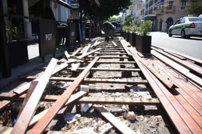 Los bares y restaurantes platenses comenzaron a desarmar los decks: aquellos que no lo hagan sufrirán una clausura