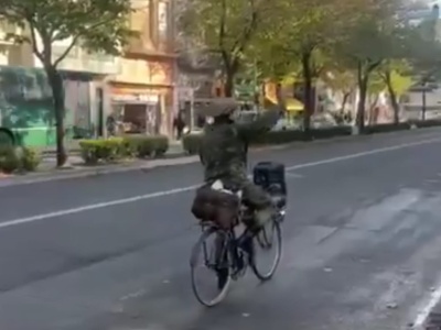 El insólito personaje que apareció en bici por La Plata: “Orgullo diagonal”