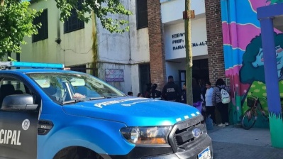 Violencia escolar: padres y alumnos golpearon a docentes en una escuela de La Plata