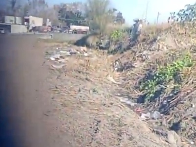 Importante pérdida de agua por un caño maestro aplastado en 524 entre 26 y 27