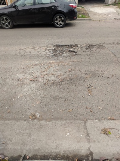 Vecinos de Los Hornos reclaman por un bache que complica la circulación