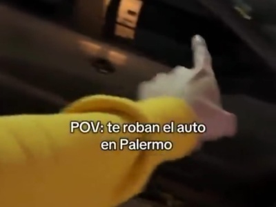 Pensó que le habían robado el auto, llamó a la policía y estaba a una cuadra