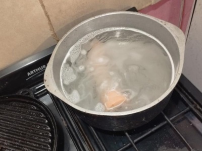Se encontró un juguete en La Plata y lo hirvió para usarlo: “No se lo saca ni la lavandina más potente”