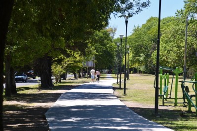 A los senderos de los parques lineales de La Plata situados en avenida 120 y Villa Castells se suma la instalación de rampas