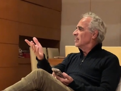 Filmó a su papa mientras reaccionaba a Ca7riel y Paco Amoroso: “Este estribillo es maravilloso”
