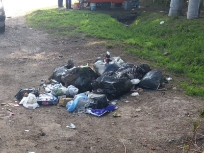 Vecinos reclaman por la acumulación de basura en 173 y 44