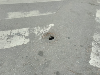Vecinos platenses advierten por un pozo en una intersección muy transitada cerca de Plaza Moreno