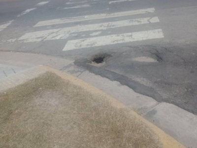 Vecinos de calle 7 y 74 alertan por un pozo