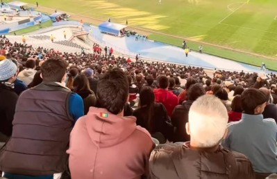 Fue a ver un partido al Estadio Único de La Plata y presenció una situación "argenta" entre dos hinchas que la sorprendió