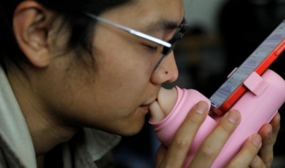 Una empresa china presentó un dispositivo para dar "besos a la distancia" a través de una boca de silicona