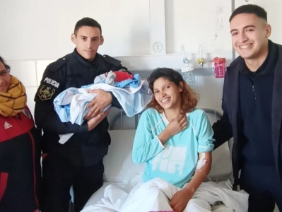 Dos policías de La Plata ayudaron a una joven que estaba a punto de parir
