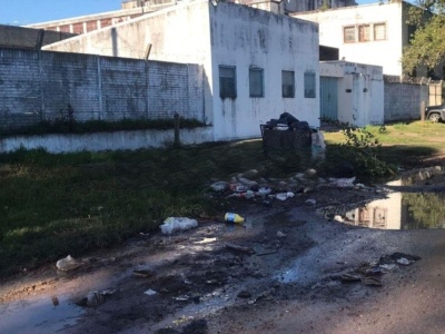 Vecinos de La Plata reclaman por una calle llena de baches, basura y un desborde cloacal