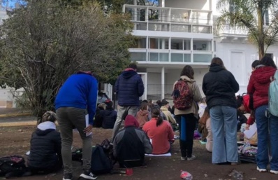 Una platense tenía que hacer una tarea para la facultad en la calle, le dijeron que "tiene el don" y fue viral en Tik Tok