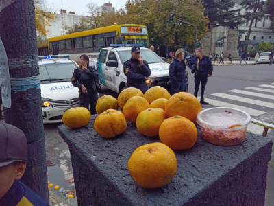 Tensión en 7 y 47 por el operativo contra un vendedor de naranjas: "A nosotros solos no nos dejan laburar"