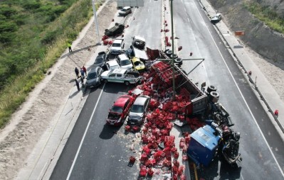 Un camión de carga se quedó sin frenos en Ecuador y provocó un impresionante accidente que involucró más de 20 autos