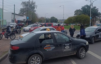 Conductores de taxis de Berisso cortaron dos avenidas en reclamo por las plataformas de viajes ilegales