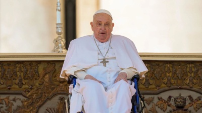 El Papa Francisco sorprendió a sus fieles y apareció en una misa por primera vez luego de pasar un mes internado