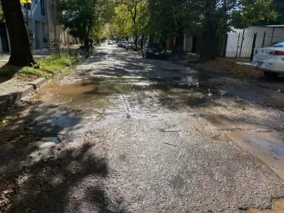Vecinos de la calle que va de 116 a 118 reclaman por las pérdidas de agua