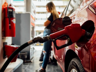 El Gobierno descongela el Impuesto al combustible y subiría la nafta: a partir de cuándo será