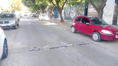 Vecinos de La Plata alertaron por el estado de las calles en la zona de Plaza Azcuénaga