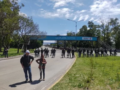 Organizaciones sociales cortaron la Autopista Buenos Aires La Plata en reclamo de la actualización de sus planes