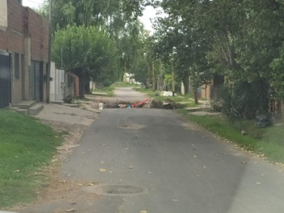 La basura impide el paso de vehículos en una Avenida de Villa Elvira
