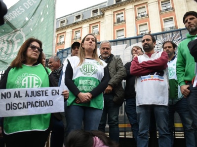 Protestaron en La Plata contra el cierre de los Centros de Referencia: "Hay una intención de barrer comunidades enteras"