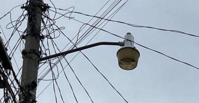 Vecinos de Los Hornos piden un cambio de iluminarias en 59 y 132