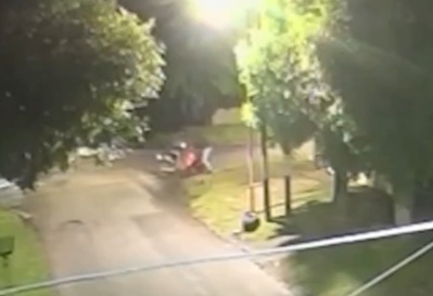 Motochorros atacaron violentamente a una mujer en La Plata: Todo quedó grabado por una cámara de seguridad