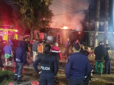Un incendio arrasó con una casa en Ringuelet: "Se quedaron sin nada"