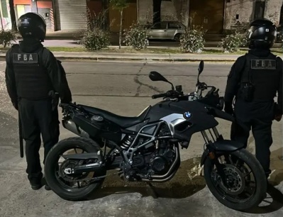 Detuvieron a dos hombres en La Plata con una moto BMW robada y uno intentó golpear a un policía