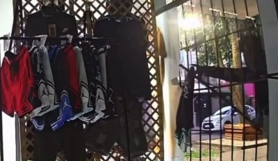 Insólito robo en City Bell: Un ladrón uso un palo para llevarse ropa por la ventana de un local