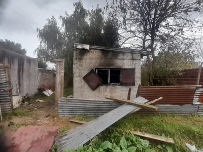 Se incendió por completo una casa de La Plata, las llamas alcanzaron una garrafa y salvaron a un hombre de milagro