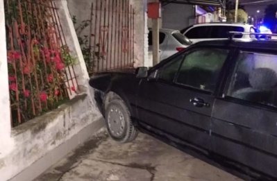 Un auto se incrustó contra una vivienda en Berisso y generó destrozos