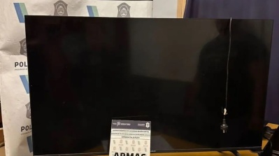 Una pareja fue detenida acusada de robar un televisor y disparar frente a la casa de la víctima