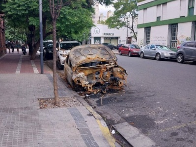 Vecinos reclaman por un auto quemado en 11 entre 45 y 46: "lo tienen que sacar"