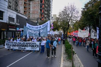 El centro platense copado por docentes y estudiantes universitarios: las mejores imágenes de una nueva movilización