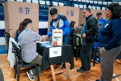 El oficialismo explicó la demora en el inicio de las elecciones y responsabilizó a los apoderados de cada lista