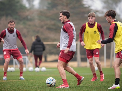 Plagado de ausencias, con un debut y una llamativa decisión Estudiantes se instala en Santa Fe