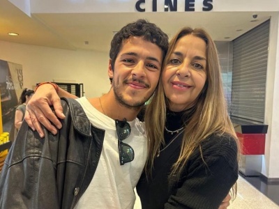 Conocé a Simón Hempe, actor clave en la película sobre Nahir Galarza: es hijo de la reconocida periodista Mariana Marotta