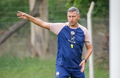 Diego Flores ya no es más el entrenador de Gimnasia