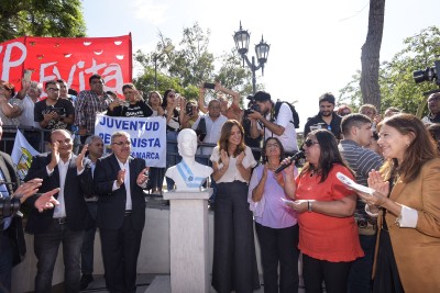 Victoria Tolosa Paz descubrió un busto de Evita ante varios ciudadanos