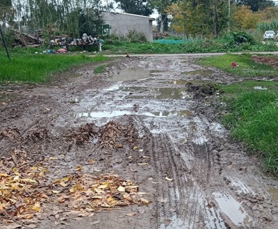 En 165 y 58 reclamaron por el mal estado de la calle: "Necesitamos que vengan a tirar escombros por lo menos"