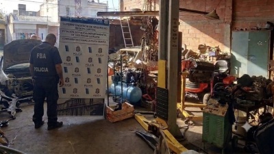 Clausuraron un taller mec&aacute;nico en La Plata y encontraron cajas de cambio, puertas, capots y hasta techos cortados