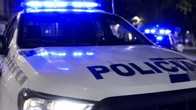 Motochorros enca&ntilde;onaron y golpearon a dos adolescentes en La Plata: vecinos lograron reducir a uno