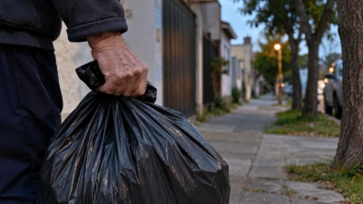 Jubilados vivieron una violenta entradera en La Plata: los sorprendieron cuando sal&iacute;an a sacar la basura