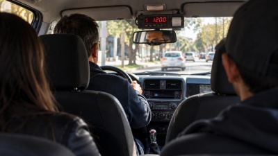 Una pareja subi&oacute; como pasajera a un taxi en La Plata y termin&oacute; asaltando al chofer a punta de pistola