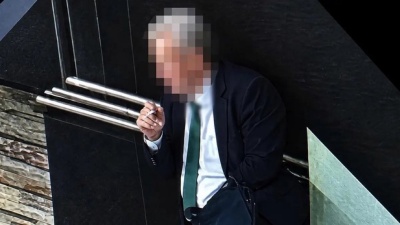 Ins&oacute;lito robo en una fiesta de abogados en La Plata: se llev&oacute; un gamul&aacute;n con una copa en la mano